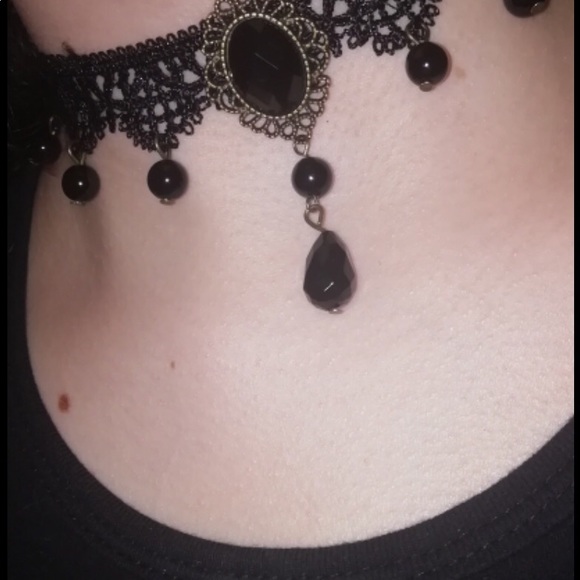 🌻TRENDY AND UNIQUE BLACK LACE CHOCKER - Picture 2 of 5